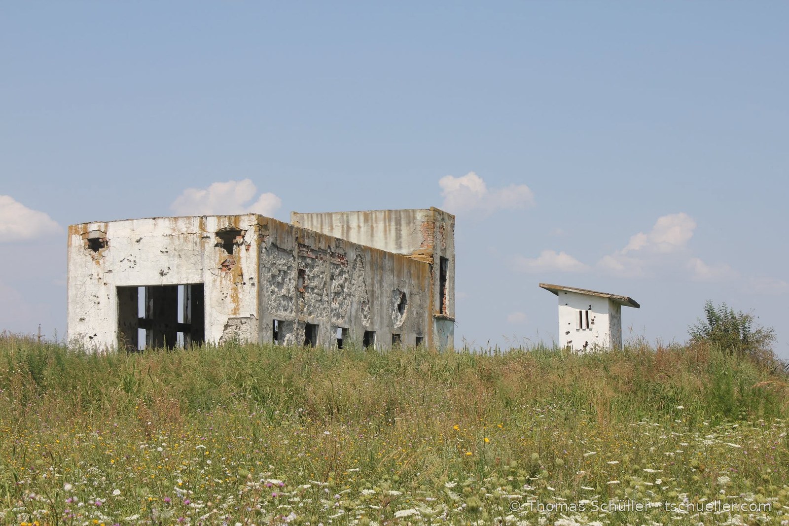 Ruine eines Zweckbaus in der Sommerwiese