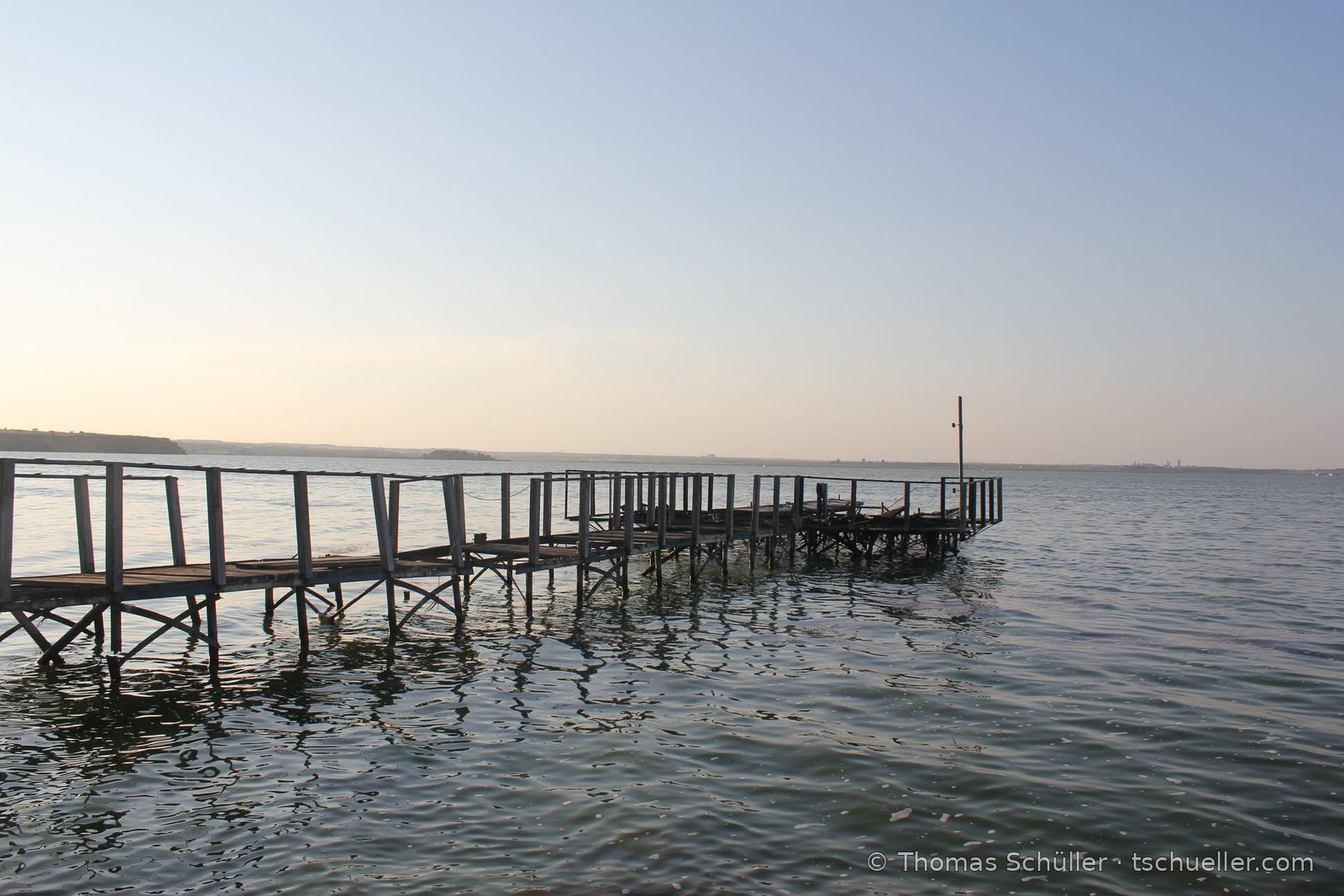 Holzsteg im Abendlicht